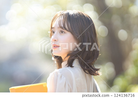 走在校園裡的女大學生 走在校園裡的女大學生 124136716