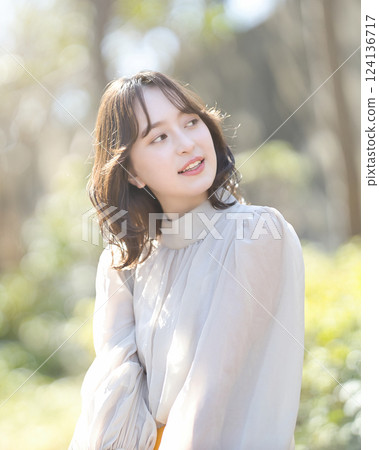 走在校園裡的女大學生 走在校園裡的女大學生 124136717