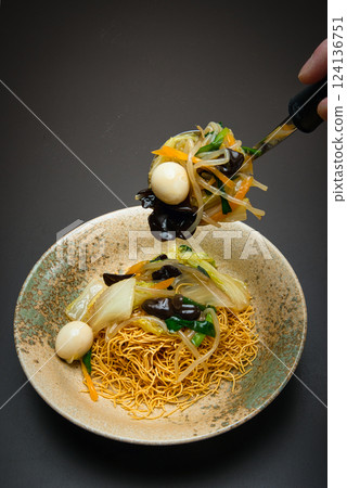 酥脆、硬烤的麵條配上炒蔬菜和濃稠的醬汁,成就了這道完美的菜餚。 酥脆、硬烤的麵條配上炒蔬菜和濃稠的醬汁,成就了這道完美的菜餚。 124136751