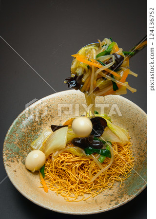酥脆、硬烤的麵條配上炒蔬菜和濃稠的醬汁,成就了這道完美的菜餚。 酥脆、硬烤的麵條配上炒蔬菜和濃稠的醬汁,成就了這道完美的菜餚。 124136752