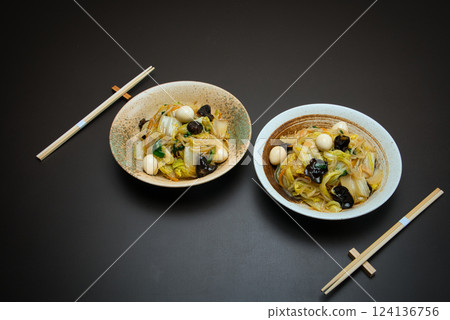 酥脆、硬烤的麵條配上炒蔬菜和濃稠的醬汁,成就了這道完美的菜餚。 酥脆、硬烤的麵條配上炒蔬菜和濃稠的醬汁,成就了這道完美的菜餚。 124136756