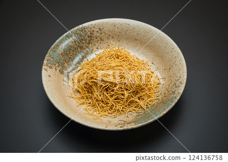酥脆、硬烤的麵條配上炒蔬菜和濃稠的醬汁，成就了這道完美的菜餚。 124136758