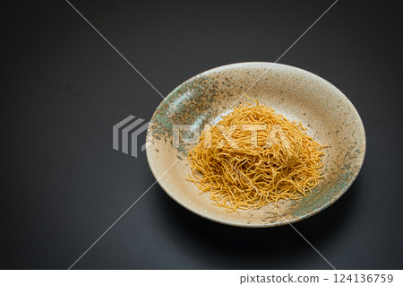 酥脆、硬烤的麵條配上炒蔬菜和濃稠的醬汁,成就了這道完美的菜餚。 酥脆、硬烤的麵條配上炒蔬菜和濃稠的醬汁,成就了這道完美的菜餚。 124136759