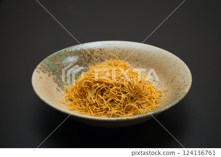 酥脆、硬烤的麵條配上炒蔬菜和濃稠的醬汁，成就了這道完美的菜餚。 124136761