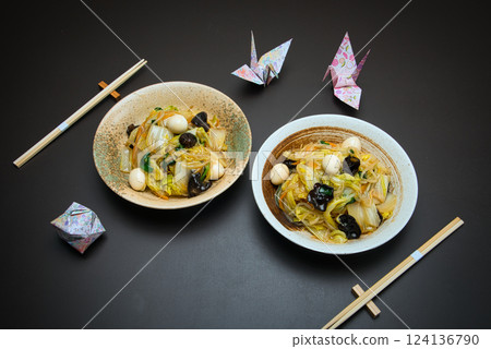 酥脆、硬烤的麵條配上炒蔬菜和濃稠的醬汁,成就了這道完美的菜餚。 酥脆、硬烤的麵條配上炒蔬菜和濃稠的醬汁,成就了這道完美的菜餚。 124136790