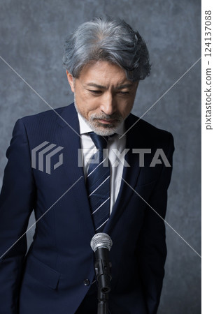 商界人士在道歉新聞發布會和股東大會上鞠躬的形象 執行長和經理鞠躬的形象 124137088
