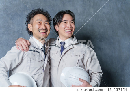 兩名身穿工作服的商人（建築工人） 124137154