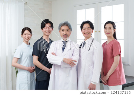在醫院工作的醫生 124137155