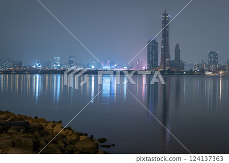 Panoramic night view of Han river Hangang and urban cityscape of Seoul, capital of South Korea Panoramic night view of Han river Hangang and urban cityscape of Seoul, capital of South Korea 124137363