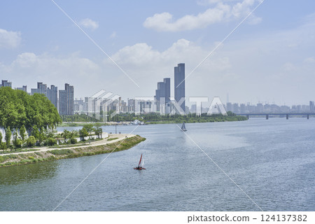 Han river Hangang and urban cityscape of Seoul, capital of South Korea Han river Hangang and urban cityscape of Seoul, capital of South Korea 124137382