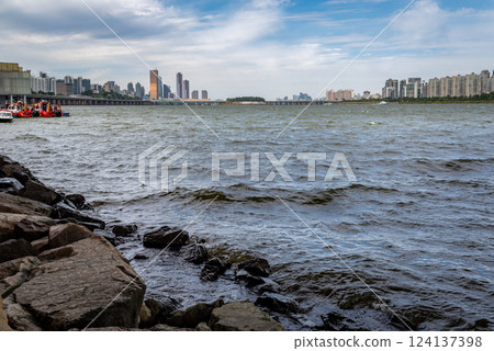 Han river Hangang and urban cityscape of Seoul, capital of South Korea Han river Hangang and urban cityscape of Seoul, capital of South Korea 124137398