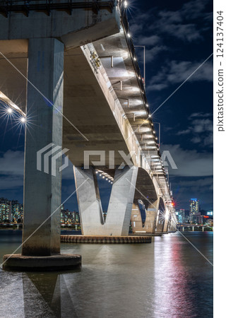 Night view of Han river Hangang and urban cityscape of Seoul, capital of South Korea 124137404