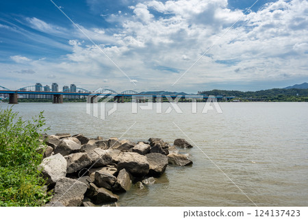Han river Hangang and urban cityscape of Seoul, capital of South Korea Han river Hangang and urban cityscape of Seoul, capital of South Korea 124137423