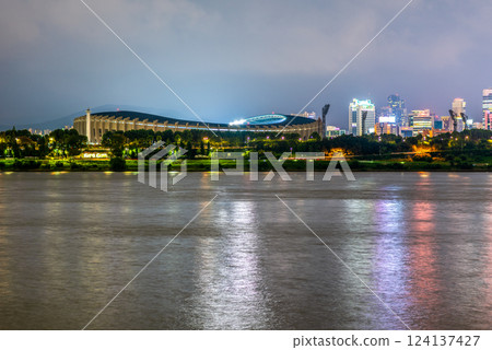 Night view of Han river Hangang and urban cityscape of Seoul, capital of South Korea 124137427