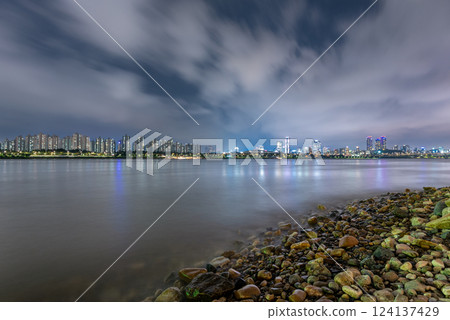 Night view of Han river Hangang and urban cityscape of Seoul, capital of South Korea 124137429