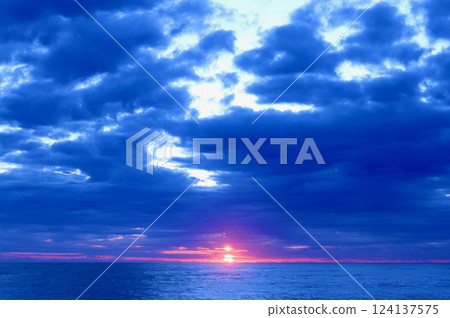 三月:陰天日出 三月:陰天日出 124137575