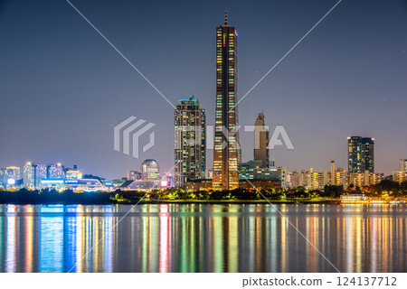 Night view of Han river Hangang and urban cityscape of Seoul, capital of South Korea 124137712