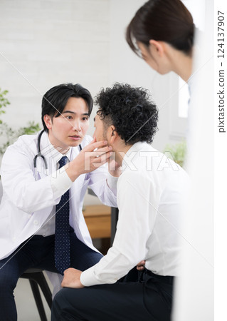 醫生檢查貧血和眼睛的圖片 醫生檢查貧血和眼睛的圖片 124137907