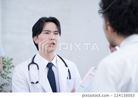 特寫鏡頭:一位略帶憤怒的醫生給予健康建議:「別喝酒,多運動!」照顧好你的肝臟 特寫鏡頭:一位略帶憤怒的醫生給予健康建議:「別喝酒,多運動!」照顧好你的肝臟 124138083