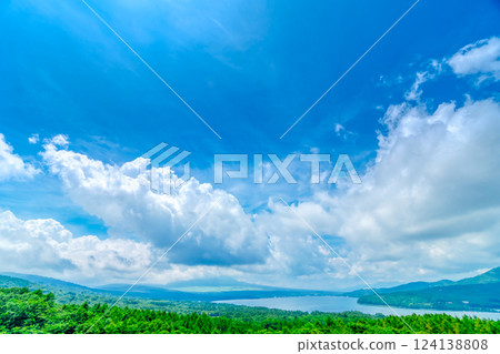 夏天的天空和綠油油的山麓－山梨縣山中湖 124138808