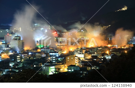 [Oita Prefecture] Kannawa Onsen night view of Yukemuri (Beppu Onsen) 124138940