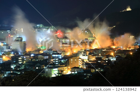 [Oita Prefecture] Kannawa Onsen night view of Yukemuri (Beppu Onsen) 124138942