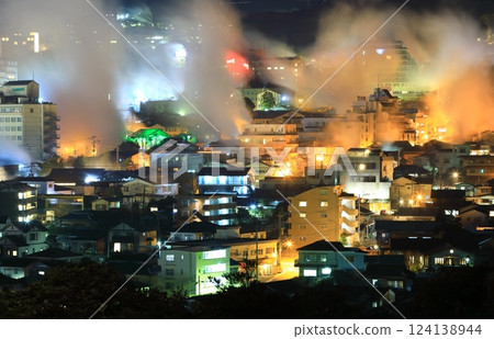 [Oita Prefecture] Kannawa Onsen night view of Yukemuri (Beppu Onsen) 124138944