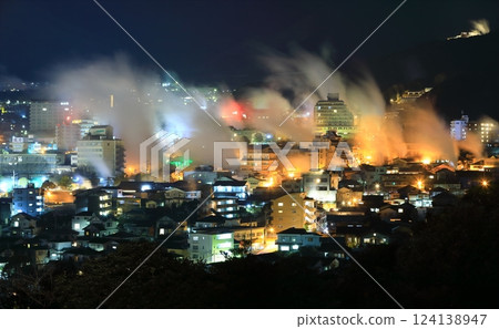 [Oita Prefecture] Kannawa Onsen night view of Yukemuri (Beppu Onsen) 124138947