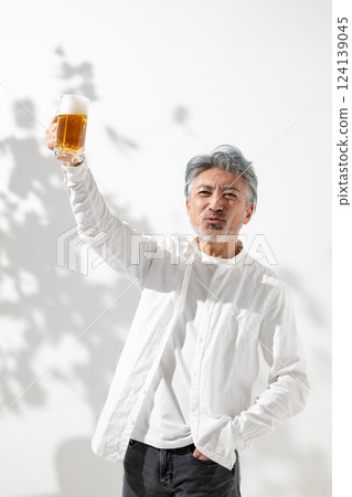 拿著啤酒杯的男人微笑著 124139045