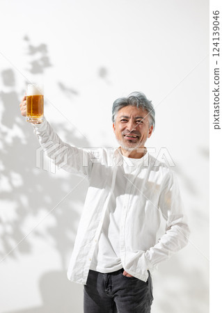 拿著啤酒杯的男人微笑著 124139046