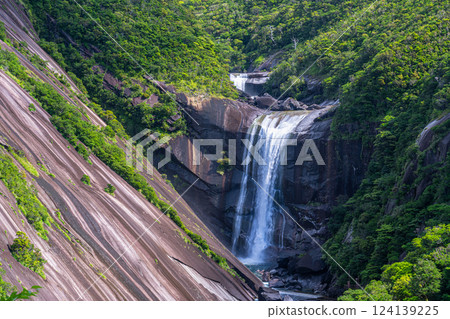 The roaring sound of the fresh green Chihiro Falls in Yakushima National Park The roaring sound of the fresh green Chihiro Falls in Yakushima National Park 124139225