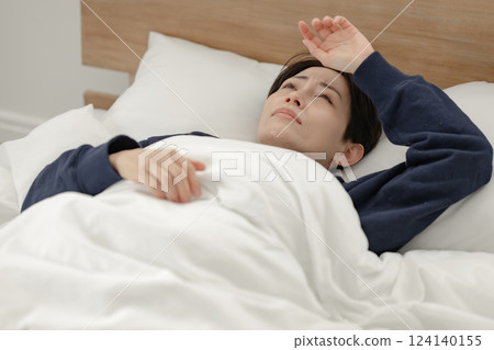 女人在床上無法入睡 124140155