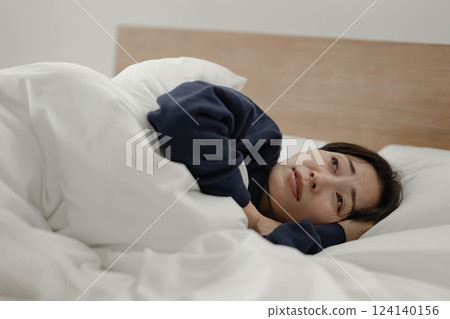 女人在床上無法入睡 女人在床上無法入睡 124140156