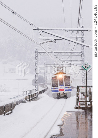 [Hokuhoku Line] A train arriving at a station in the middle of winter 124140165