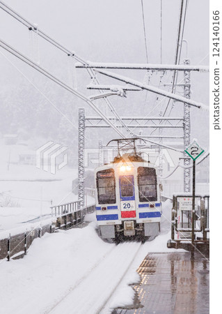 [Hokuhoku Line] A train arriving at a station in the middle of winter 124140166