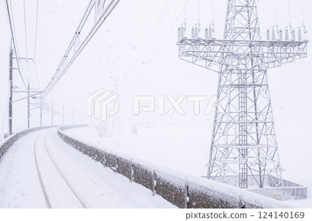 [Hokuhoku Line] Railroad tracks covered in snow in midwinter 124140169