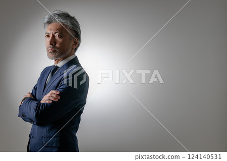 與橫渡的胳膊的商人 124140531