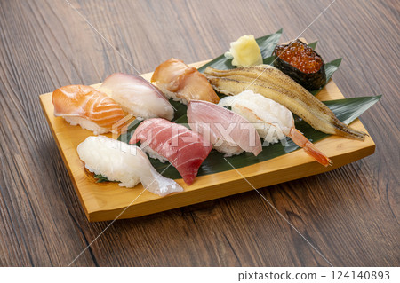 盤子裡的壽司看起來很美味 盤子裡的壽司看起來很美味 124140893