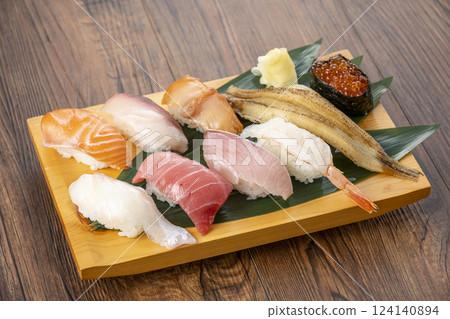 盤子裡的壽司看起來很美味 124140894