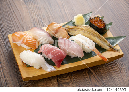 盤子裡的壽司看起來很美味 124140895