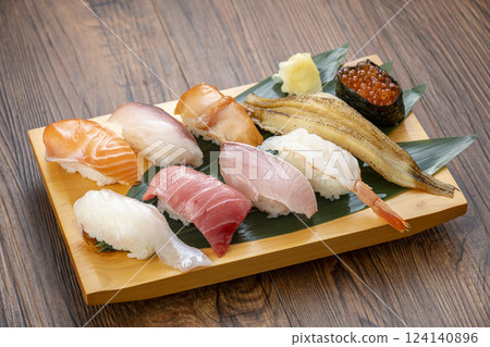 盤子裡的壽司看起來很美味 124140896