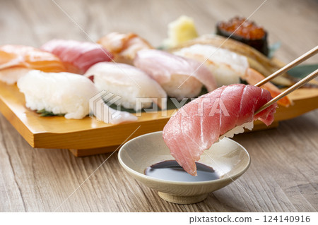 盤子裡的壽司看起來很美味 盤子裡的壽司看起來很美味 124140916