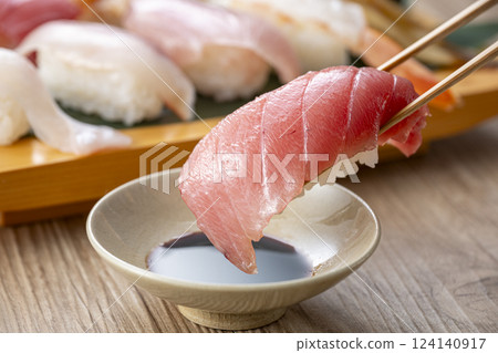 盤子裡的壽司看起來很美味 盤子裡的壽司看起來很美味 124140917