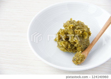 柚子胡椒盛放在白色盤子裡 124140960