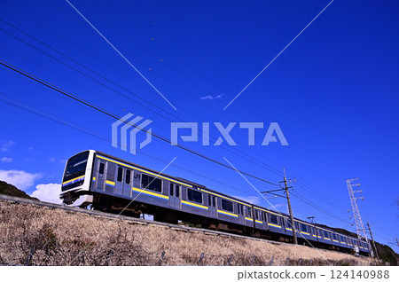 晴朗的冬日,209 系列車在鹿島線上行駛 晴朗的冬日,209 系列車在鹿島線上行駛 124140988