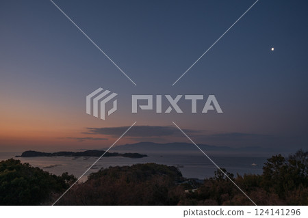 日本岡山縣備前市柏島美麗的冬日早晨風景 日本岡山縣備前市柏島美麗的冬日早晨風景 124141296