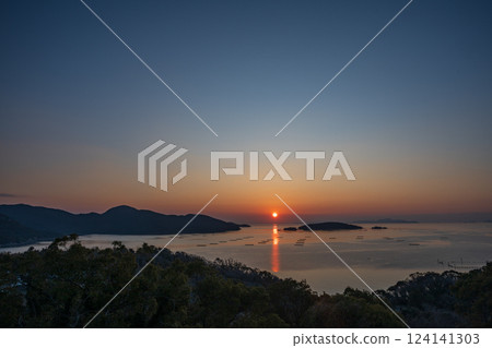 日本岡山縣備前市柏島美麗的冬日早晨風景 124141303