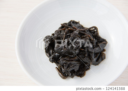 白盤子裡的辣椒 124141388