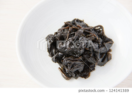 白盤子裡的辣椒 124141389