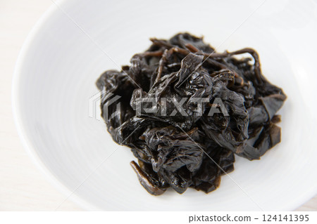 白盤子裡的辣椒 白盤子裡的辣椒 124141395